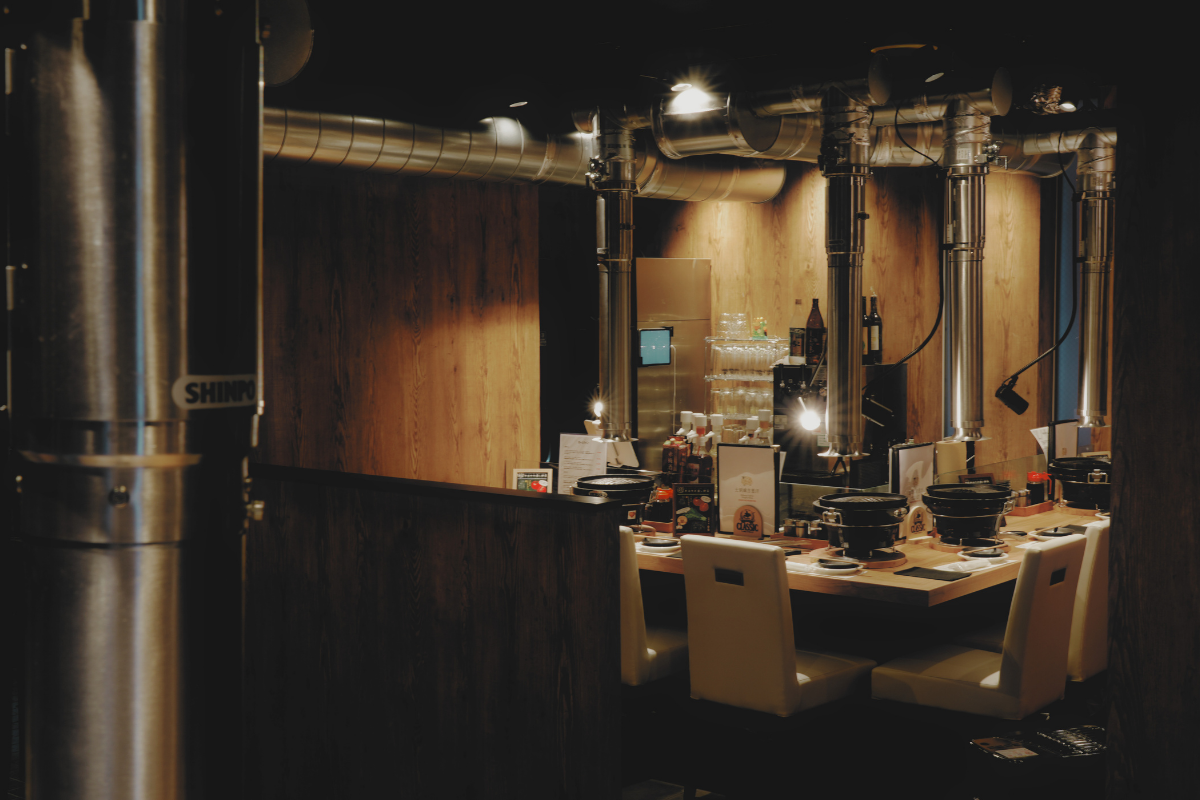 ［事例を公開しました］士別成吉思汗 西18丁目店｜1号店の意匠を継承し、LIVE感あふれるカウンター席を形に